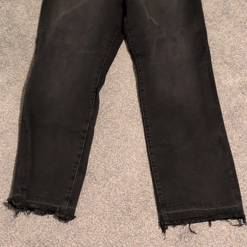 Liverpool The High Rise Straight Raw Hem Black Jeans Size 6/28 - Picture 2 of 9